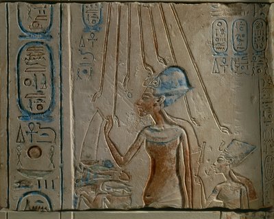 Grabado egipcio que representa a Akenatón y Nefertiti adorando un disco solar, procedente de Tall al-Amarnah, Egipto, Reino Nuevo, dinastía XVIII de Egyptian 18th Dynasty