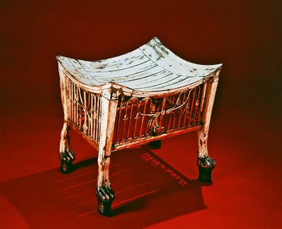 Taburete utilizado por el niño-rey al comienzo de su reinado, de la tumba de Tutankamón, Nuevo Reino de Egyptian 18th Dynasty