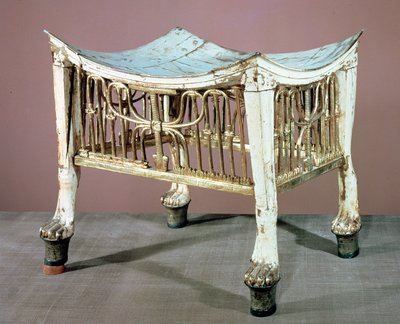 Escabel usado por el niño-rey al comienzo de su reinado, de la tumba de Tutankamón (c.1370-52 a.C.) Nuevo Reino de Egyptian 18th Dynasty