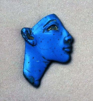 Fragmento de incrustación de una cabeza real, de Amarna, Nuevo Reino (detalle) de Egyptian 18th Dynasty