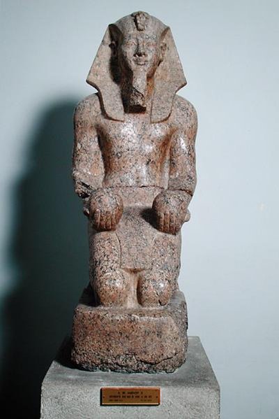 Estatua arrodillada de Amenhotep II (1427-1392 a.C.) sosteniendo ofrendas de vino, de Tebas, Nuevo Reino, c.1450-1425 a.C. (granito) de Egyptian 18th Dynasty