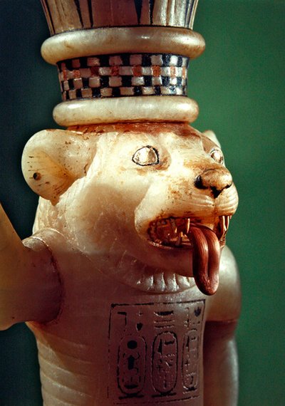 Jarrón leomórfico de ungüento, de la tumba de Tutankamón, Nuevo Reino (detalle) de Egyptian 18th Dynasty