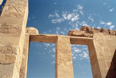 Dintel en la entrada a la Capilla de Hathor, Templo Mortuorio de Hatshepsut, Nuevo Reino, c.1552-1296 a.C. de Egyptian 18th Dynasty