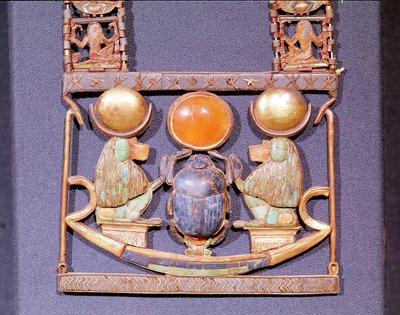 Collar del Sol Naciente, de la tumba de Tutankamón (c.1370-52 a.C.) Nuevo Reino (oro incrustado con piedras semipreciosas) (detalle) de Egyptian 18th Dynasty