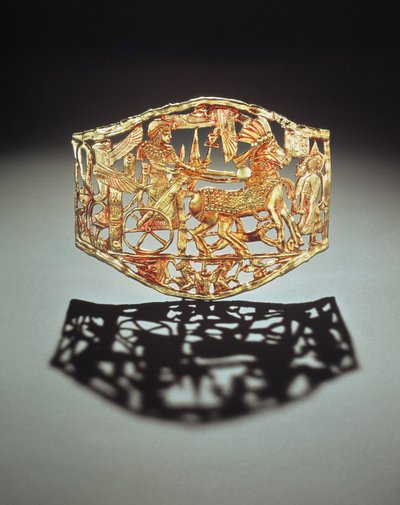 Placa o hebilla calada mostrando el regreso triunfal del rey con prisioneros, de la Tumba de Tutankamón, Nuevo Reino de Egyptian 18th Dynasty