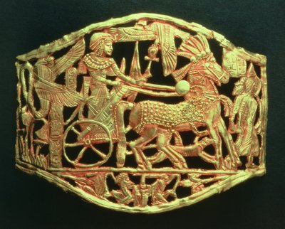 Placa calada o hebilla que muestra el regreso triunfal del rey con prisioneros, de la tumba de Tutankamón de Egyptian 18th Dynasty
