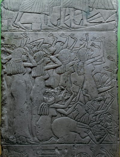 Relieve pintado en piedra caliza que representa una lamentación funeraria por el faraón, procedente de la tumba del rey Horemheb. de Egyptian 18th Dynasty