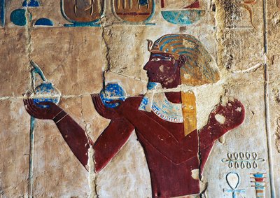Relieve pintado de Tutmosis ofreciendo vino a Sokaris, Templo Mortuorio de Hatshepsut, Deir el-Bahari, Luxor, Tebas (Lista del Patrimonio Mundial de la Unesco de Egyptian 18th Dynasty