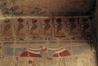 Pared pintada con disco solar, uraeus y buitre del Alto Egipto, Templo Mortuorio de Hatshepsut, Deir el-Bahari, Necrópolis Tebana (Lista del Patrimonio Mundial de la UNESCO de Egyptian 18th Dynasty