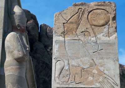 Pilar con bajorrelieve de Horus y doble corona apoyada en el uraeus, símbolo del poder real, Templo Mortuorio de Hatshepsut, Deir el-Bahari, Luxor, Tebas (Lista del Patrimonio Mundial de la Unesco de Egyptian 18th Dynasty