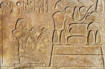 Reina Hatshepsut (c.1503-1482 a.C.) arrodillada ante una mesa de ofrendas, Templo de Amón, Nuevo Reino de Egyptian 18th Dynasty