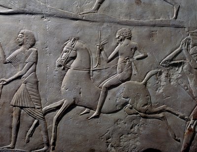 Carrera de relevos a caballo, detalle de relieve mural que representa un campamento militar de soldados, piedra caliza, de la tumba menfita de Horemheb en Saqqara, Civilización egipcia, Reino Nuevo, dinastía XVIII de Egyptian 18th Dynasty