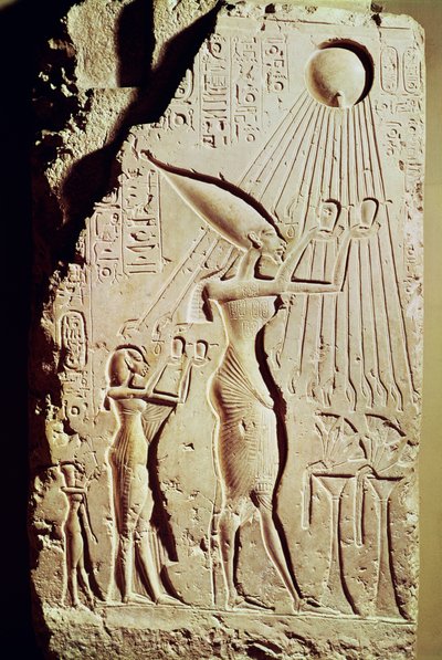 Relieve que representa a Amenofis IV (Akenatón) (c.1364-47 a.C.), Nefertiti y su hija, Meritatón, haciendo una ofrenda a Atón, del Palacio Real en Tell El-Amarna de Egyptian 18th Dynasty