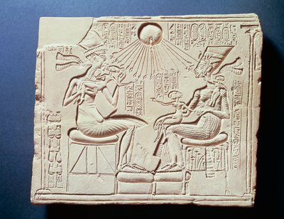 Relieve que representa al Rey Amenhotep IV (Akhenatón), su esposa Nefertiti y sus hijos bajo los rayos del dios sol Atón de Egyptian 18th Dynasty