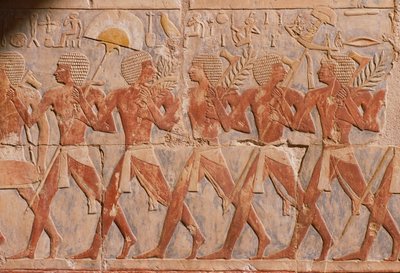 Relieve que representa un desfile en honor a la diosa Hathor, del Templo Mortuorio de Hatshepsut (c.1503-1482 a.C.) de Egyptian 18th Dynasty