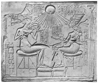 Relieve que representa al Aten dando vida y prosperidad a Amenofis IV (Akenatón) (c.1352-1336 a.C.) su esposa, Nefertiti y tres de sus hijas, de Tell el-Amarna, Nuevo Reino, c.1375-1354 a.C. de Egyptian 18th Dynasty
