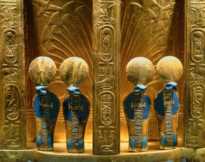 Reverso del trono del faraón Tutankamón con cuatro figuras doradas de cobra uraeus (oro con lapislázuli) de Egyptian 18th Dynasty