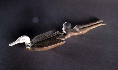 Cuchara con mango aplanado en forma de nadador, Nuevo Reino, c.1400 a.C. (madera y marfil) de Egyptian 18th Dynasty