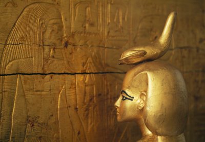 Estatua de Selkis o Serket protegiendo el cofre de los tarros canopos, Tesoro de Tutankamón de Egyptian 18th Dynasty