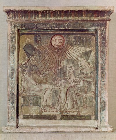 Estela que representa al Aten dando vida y prosperidad a Amenofis IV (Akhenatón) (c.1352-1336 a.C.) su esposa, Nefertiti y tres de sus hijas, de Tell el-Amarna, Nuevo Reino, c.1353-1337 a.C. de Egyptian 18th Dynasty