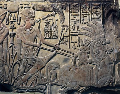 Estela de Amenhotep III mostrando al faraón conduciendo un carro. 1391-1353 a.C. Escultura en piedra. El Cairo, Museo de Egipto, El Cairo. Proveniente de Qina, Dayr al-Bahri. Tebas. de Egyptian 18th Dynasty