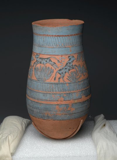 Jarrón en forma de lágrima con diseños pintados de doncellas, vacas y plantas de pantano, Reino Nuevo, c.1390-1353 a.C. (terracota pintada) de Egyptian 18th Dynasty