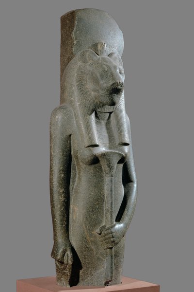 La diosa Sekhmet sostiene un cetro en forma de tallo de papiro ... de Egyptian 18th Dynasty