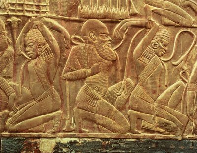 Los enemigos de Egipto vencidos y esclavizados, detalle del interior de uno de los carros estatales hallados en la tumba de Tutankamón (c.1370-52 a.C.) Reino Nuevo, c.1340 a.C. (madera estucada recubierta de oro) de Egyptian 18th Dynasty