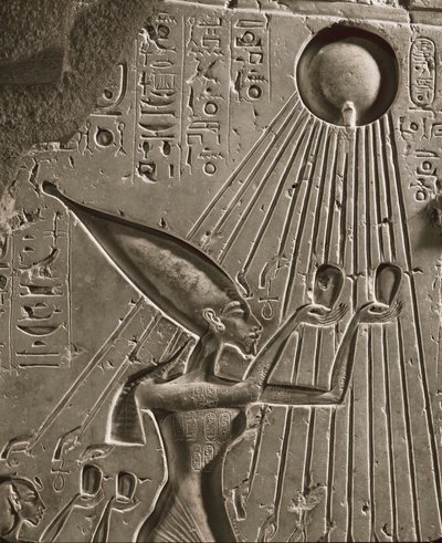 La familia real de Amenofis IV Akhenatonoofrece un sacrificio a Atón, el sungod (relieve) de Egyptian 18th Dynasty