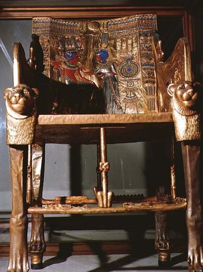 Trono de Tutankamón, mostrando al Rey sentado y la Reina ofreciéndole un vaso, de la tumba de Tutankamón en el Valle de los Reyes en Tebas, c.1361-52 a.C. (madera dorada) de Egyptian 18th Dynasty
