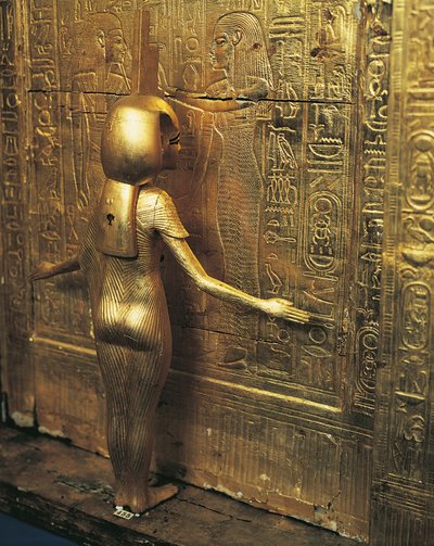 Tesoro de Tutankamón. Santuario dorado de tarros canopos o cofre canopo. Detalle con la diosa Selket, Reino Nuevo, Dinastía XVIII, civilización egipcia de Egyptian 18th Dynasty