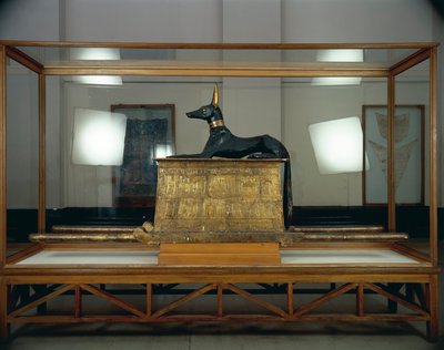 Tesoro de Tutankamón, estatua de madera del dios chacal Anubis sobre un cofre dorado del Reino Nuevo de Egyptian 18th Dynasty