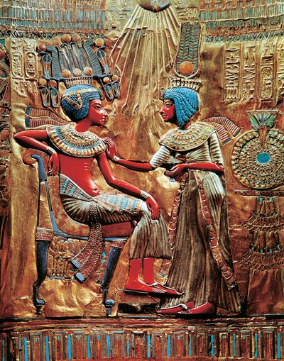 Tutankamón y su esposa Ankhesenamon protegidos por un disco solar en el trono, del Tesoro de Tutankamón. de Egyptian 18th Dynasty