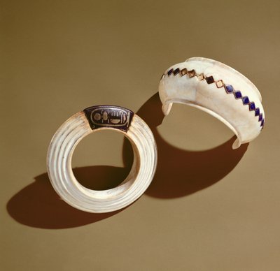 Dos brazaletes, de la Tumba de Tutankamón, Nuevo Reino de Egyptian 18th Dynasty