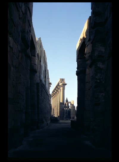 Vista desde el patio de Ramsés II hacia la columnata de Amenofis III de Egyptian 18th Dynasty