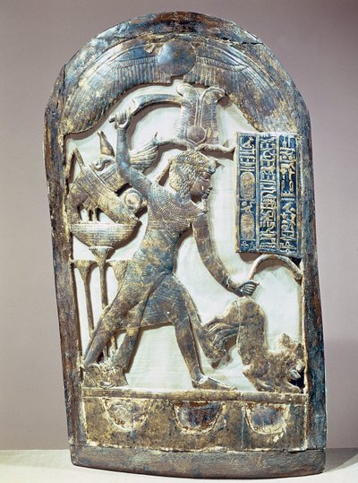Escudo votivo que representa al rey matando a un león, de la tumba de Tutankamón (c.1370-52 a.C.) Nuevo Reino de Egyptian 18th Dynasty