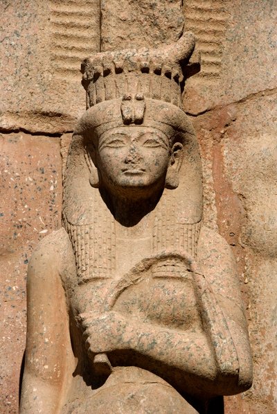 Arte del Antiguo Egipto (Patrimonio Mundial de la UNESCO): Pie de la estatua colosal de Ramsés II (1298-1234 a.C.) con su hija y esposa Bentanta (o Bent Anath o Bent Anath). Egipto Karnak, orilla este del Nilo de Egyptian 19th Dynasty