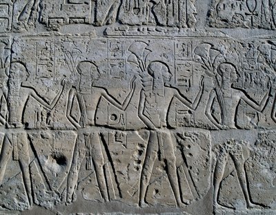 Personajes que simbolizan los distritos mineros trayendo sus tributos al dios, relieve, Patio de Ramsés II, Templo de Amón (Lista del Patrimonio Mundial de la Unesco de Egyptian 19th Dynasty