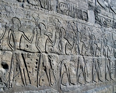 Personajes que simbolizan los distritos mineros trayendo sus tributos al dios, relieve, Patio de Ramsés II, Templo de Amón (Lista del Patrimonio Mundial de la Unesco de Egyptian 19th Dynasty