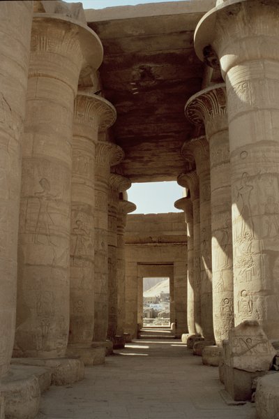 Columnas con ejes de papiro y capiteles de loto en el Gran Salón Hipóstilo, Nuevo Reino de Egyptian 19th Dynasty