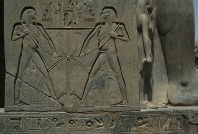 Relieve que representa a dos hombres (detalle) de Egyptian 19th Dynasty