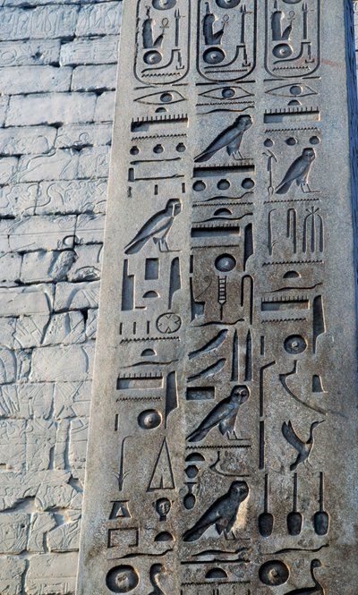 Detalle del obelisco de granito rosa, altura 25 metros, encargado por Ramsés II, Templo de Amón, Complejo del Templo de Karnak, Luxor, Tebas (Patrimonio de la Humanidad de la UNESCO de Egyptian 19th Dynasty