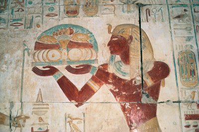 Egipto, Abidos, Templo del faraón Seti I, capilla de Osiris, relieve pintado que representa a un portador de ofrendas de Egyptian 19th Dynasty