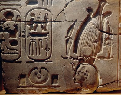 Egipto, Luxor, antigua Tebas, valle de Assasif, fragmento de relieve que representa a Ramsés II y cartuchos de Egyptian 19th Dynasty