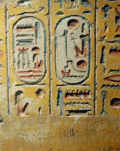 Egipto, Luxor, Tebas Antigua, Valle de Assasif, fragmento de pared del templo construido por Ramsés II que muestra los cartuchos del faraón de Egyptian 19th Dynasty