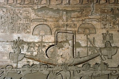 Antigüedad egipcia: vista de los relieves que representan la procesión del barco sagrado, Templo Memorial dedicado al Faraón Ramsés II (1279-1213 a.C.), sitio de Ramasseum (Ramesseum) en Luxor, Egipto. de Egyptian 19th Dynasty