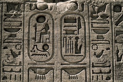Antigüedad Egipcia: relieve del Templo de Ramsés II. 1271-1256 a.C., Abu Simbel, Asuán, Egipto de Egyptian 19th Dynasty