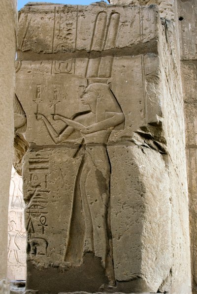 Antigüedad egipcia: detalle de relieves que representan a la diosa Hathor sosteniendo sistros en sus manos, Templo Funerario dedicado al Faraón Ramsés II (1279-1213 a.C.), sitio de Ramasseum (Ramesseum) en Luxor, Egipto de Egyptian 19th Dynasty