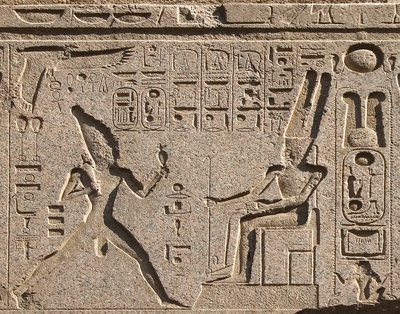 Antigüedad egipcia: detalle del arquitrabe decorado con la representación del faraón Ramsés II honrando al dios Amón y jeroglíficos, templo del faraón Ramsés II en Luxor. Orilla Este (Tebas), Egipto de Egyptian 19th Dynasty