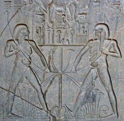 Antigüedad egipcia: detalle de la base de la estatua del Faraón Ramsés II (1292-1186 a.C.) que representa la unión del Alto y Bajo Egipto. Templo de Luxor. Ribera Este (Tebas), Egipto de Egyptian 19th Dynasty